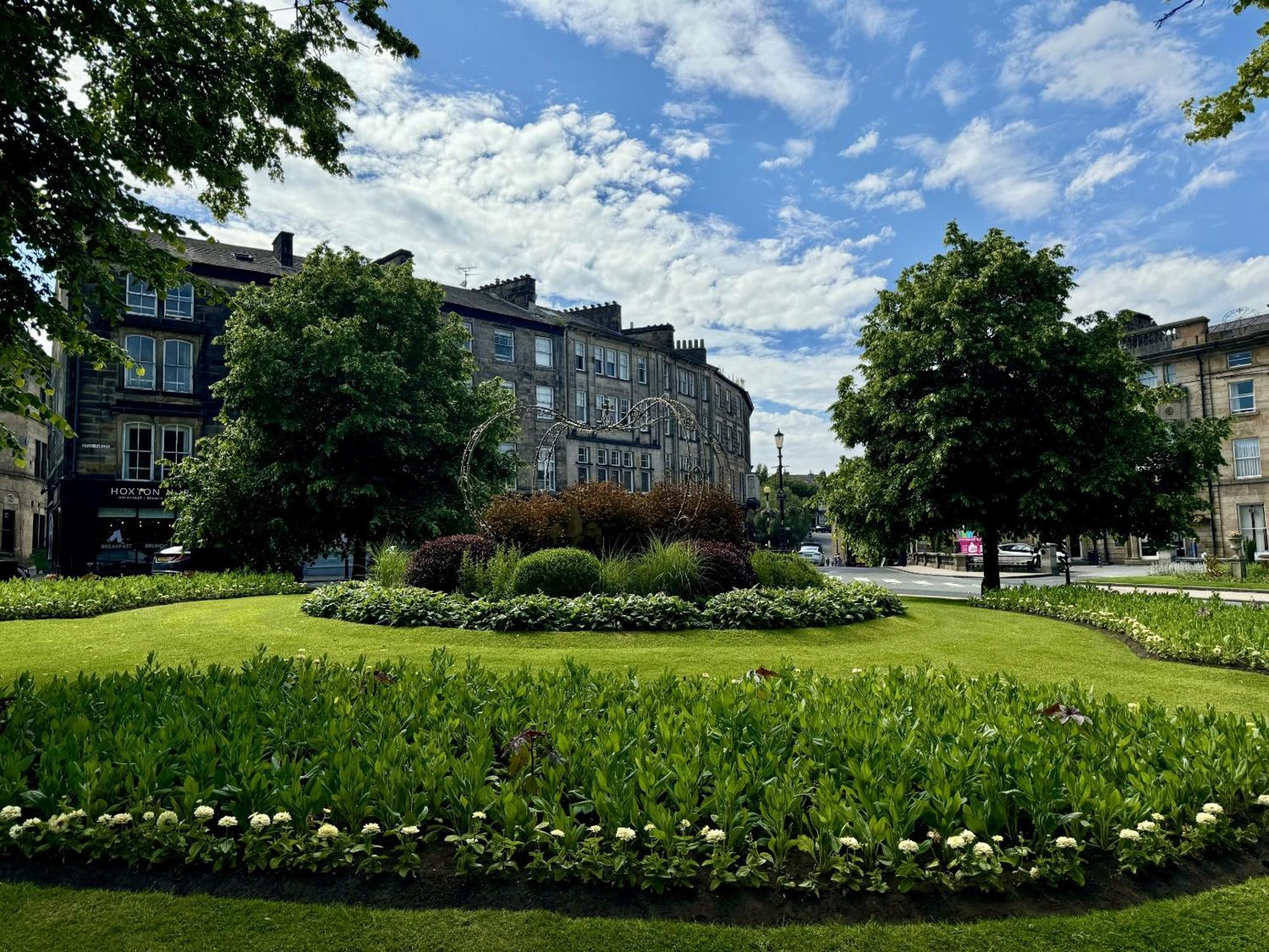 The Yorkshire Crown - Luxury Apartment - Free Parking Nearby Harrogate Eksteriør billede